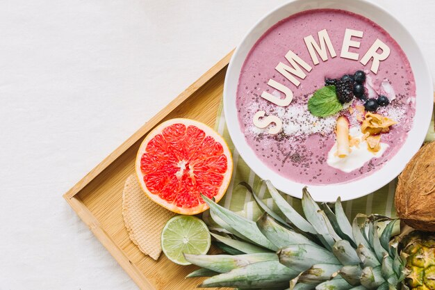 Smoothie de verão na tigela e toranja