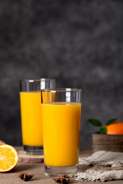 Smoothie de vista frontal laranja em copos