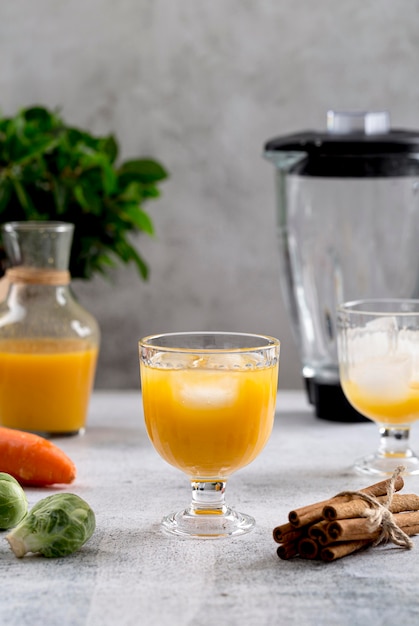 Smoothie de vista frontal laranja na mesa