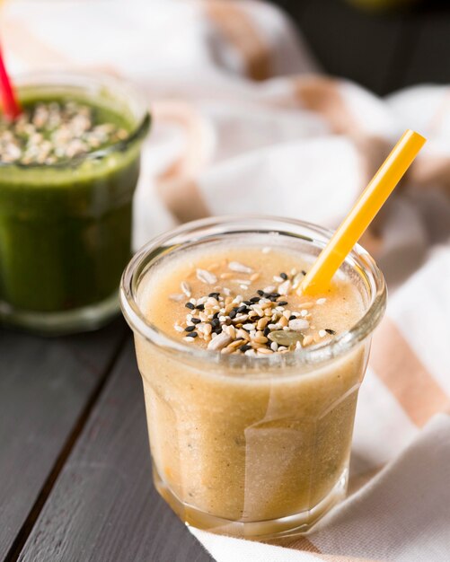 Smoothie delicioso de alto ângulo com sementes