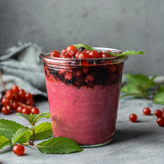 Foto grátis smoothie delicioso em copo com hortelã