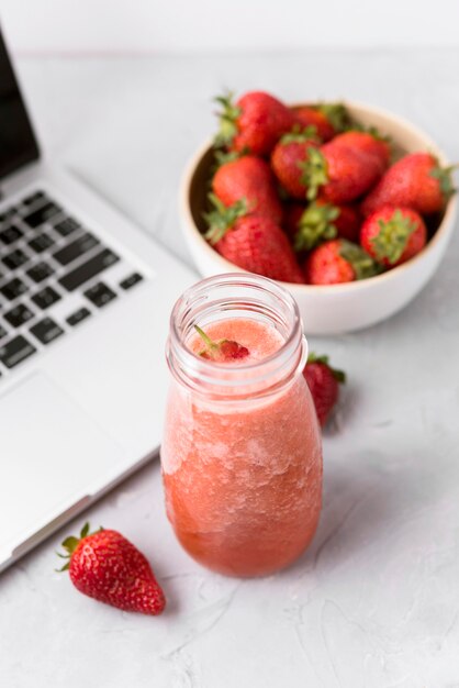 Smoothie e teclado de alto ângulo