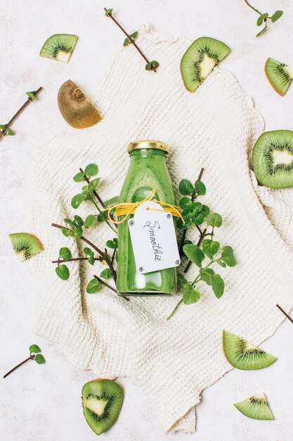 Smoothie saudável de vista superior com kiwi