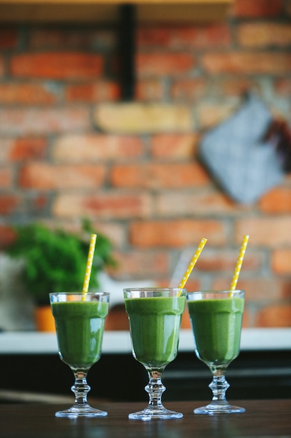 Foto grátis smoothie verde em um copo