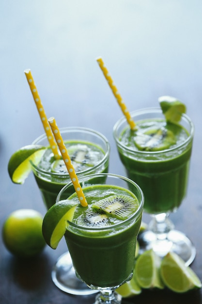 Smoothie verde em um copo