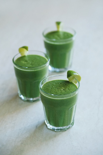 Smoothie verde em um copo