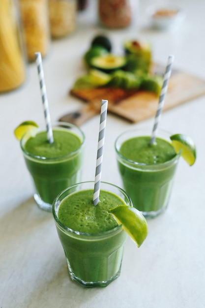 Smoothie verde em um copo