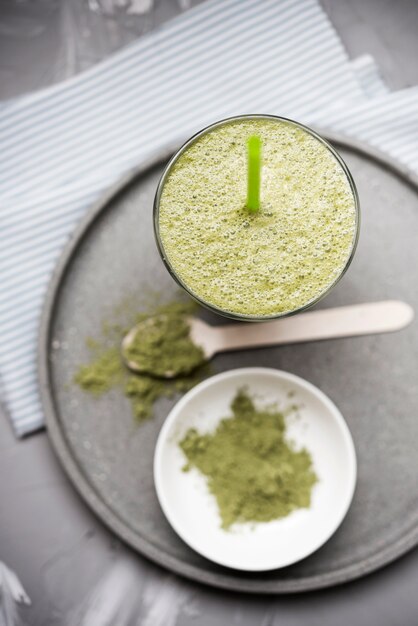 Smoothie verde orgânico saudável e pó