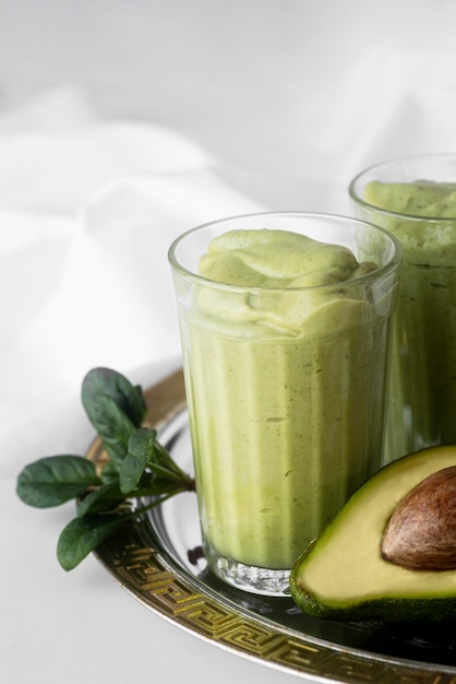 Smoothie verde saboroso com abacate