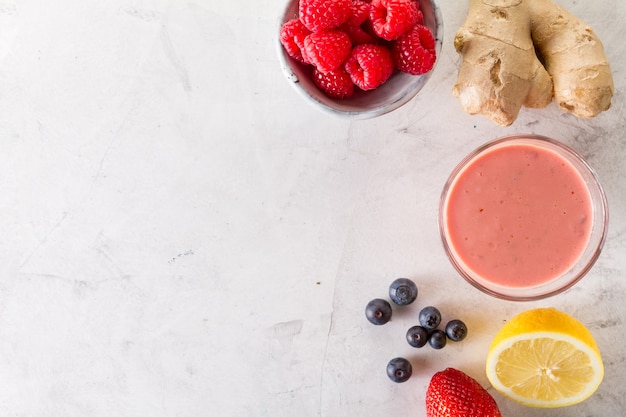 Smoothie vermelho fresco com rapsberries