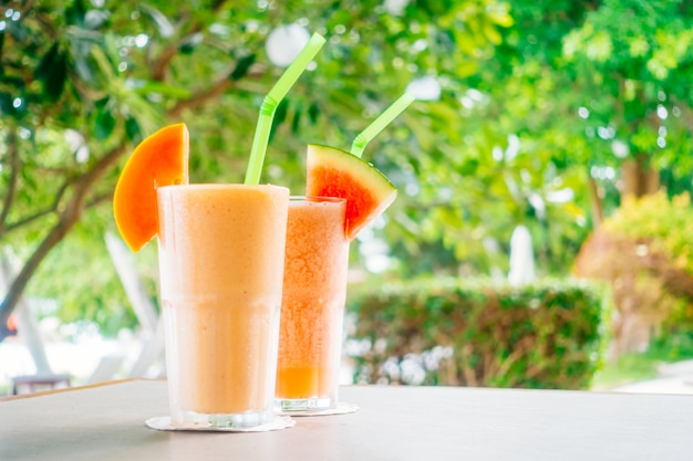 Smoothies de frutas e suco de mamão watermon em vidro