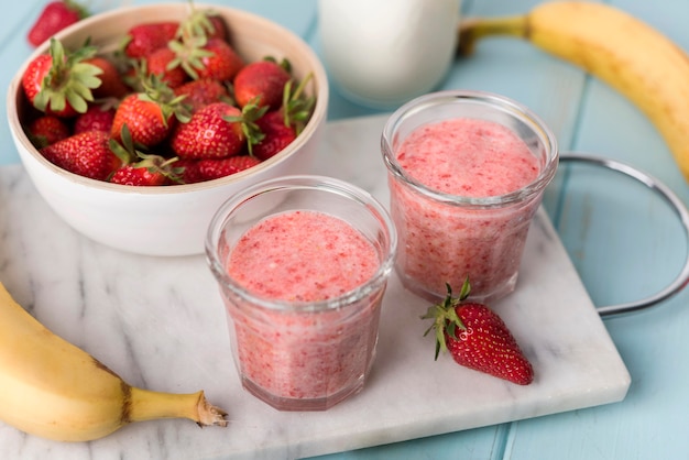 Smoothies de morango de alto ângulo