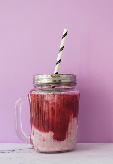 Smoothies de morango fresco jar com palha