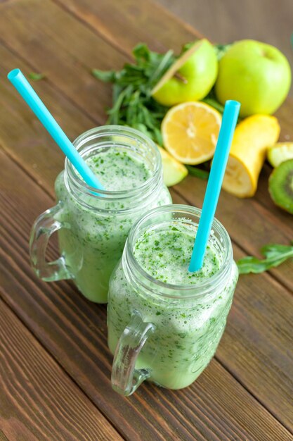 Smoothy bebida verde fresca