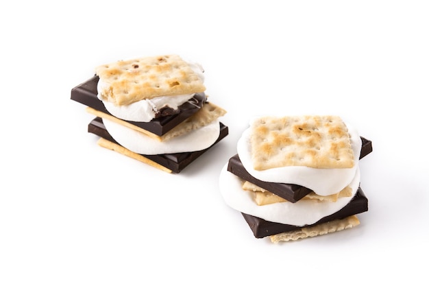 Smores caseiros isolados no fundo branco