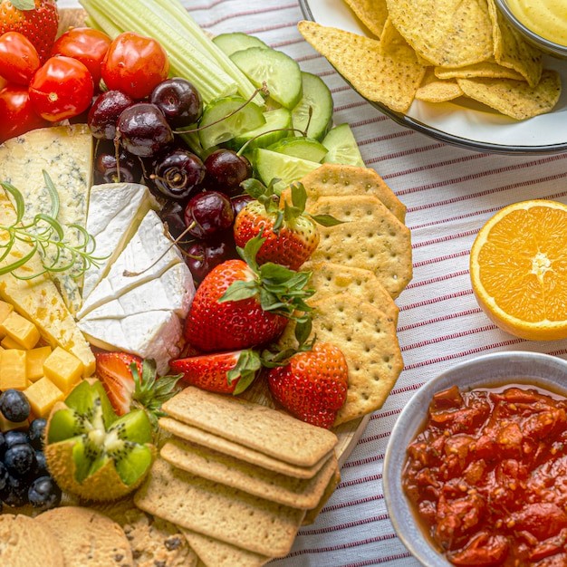 Snack board com queijo e bolachas de perto