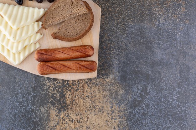 Snack paltter com fatias de pão, linguiça e queijo