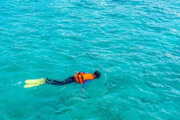 Snorkeling na ilha tropical das Maldivas.