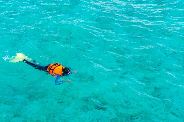 Snorkeling na ilha tropical das Maldivas.