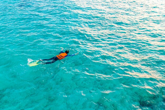 Snorkeling na ilha tropical das Maldivas.