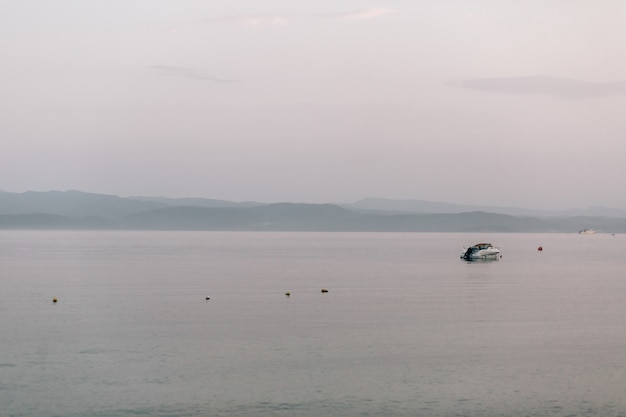 Só, barco, flutua, mar, cinzento, céu