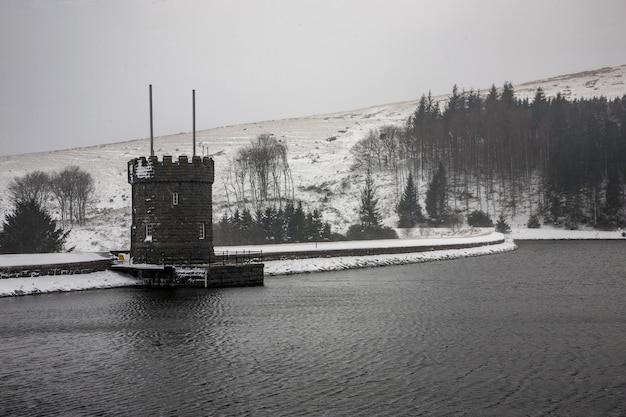 Sob a neve em Brecon Beacons, no País de Gales, Reino Unido