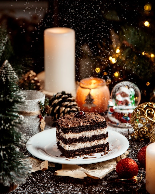 Sobremesa de chocolate com camadas de creme e cereja por cima