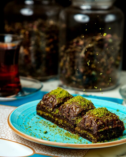 Sobremesa de chocolate com lascas de pistache por cima