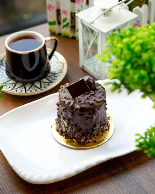 sobremesa de chocolate em cima da mesa