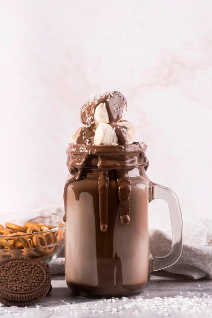 Sobremesa de chocolate vista frontal com marshmallows