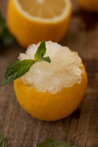 Sobremesa de granita de limão de alto ângulo com hortelã