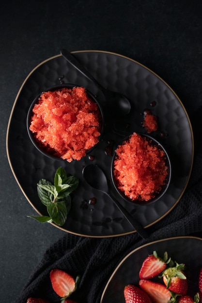 Foto grátis sobremesa de granita de morango com hortelã