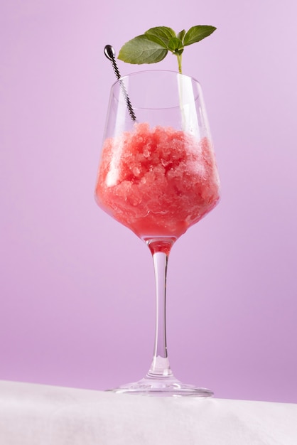 Sobremesa de granita deliciosa de baixo ângulo com folhas