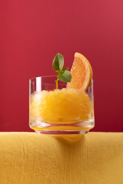 Sobremesa de granita deliciosa de baixo ângulo com toranja