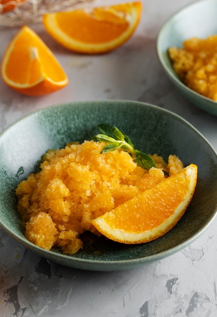 Sobremesa de granita saborosa com laranja natureza morta de alto ângulo