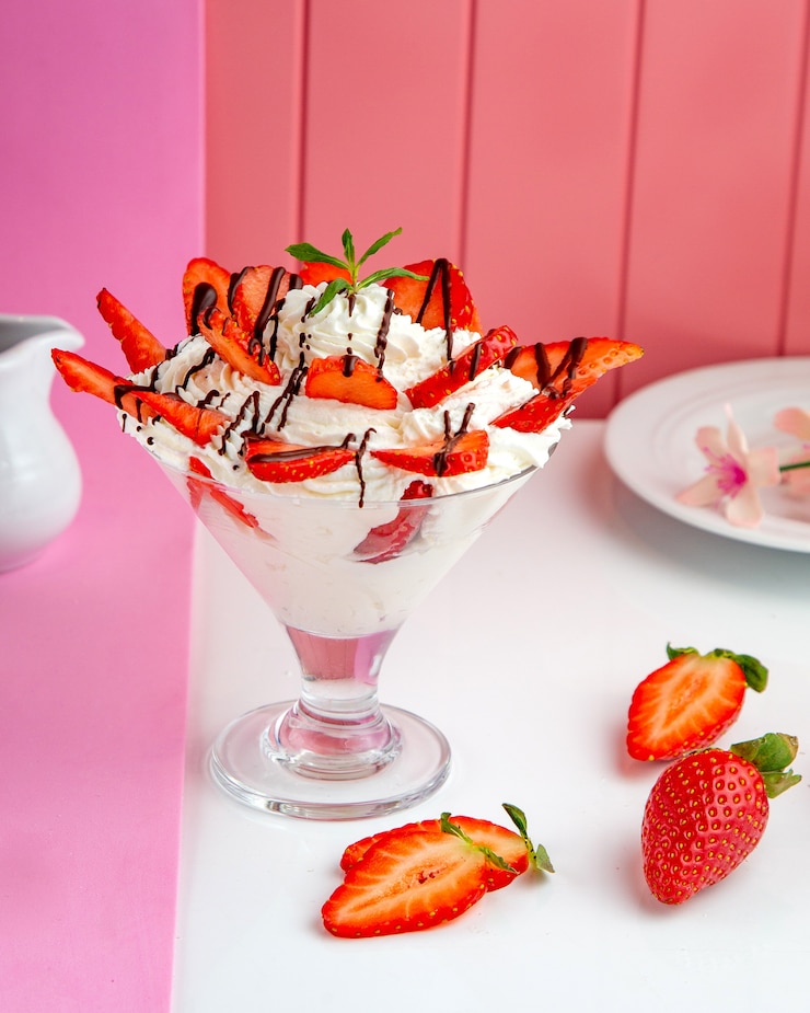 Foto grátis sobremesa de morango com chantilly chocolate e morango na mesa