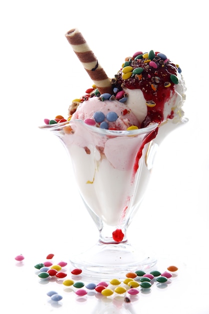 Sobremesa de sorvete com doces coloridos
