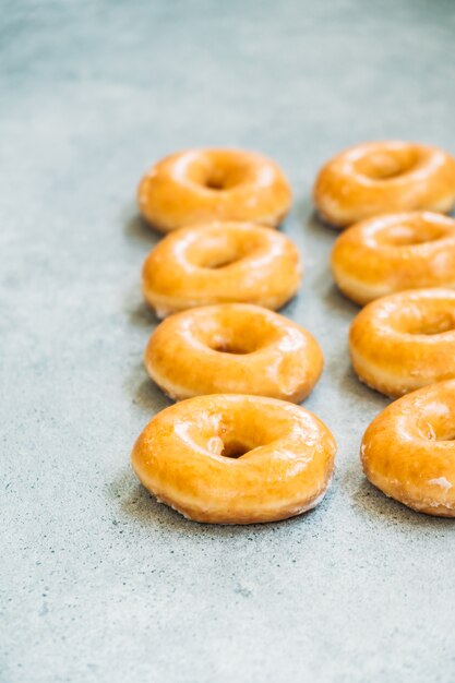 Sobremesa doce com muitos donuts