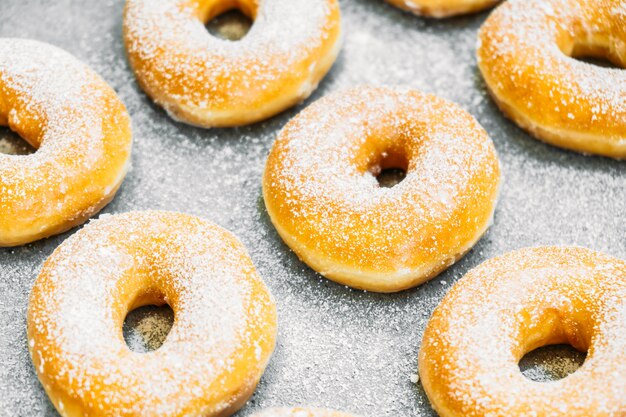 Sobremesa doce com muitos donuts