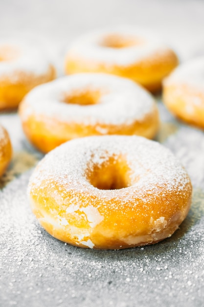 Sobremesa doce com muitos donuts