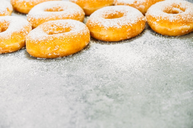 Foto grátis sobremesa doce com muitos donuts