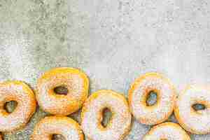 Foto grátis sobremesa doce com muitos donuts