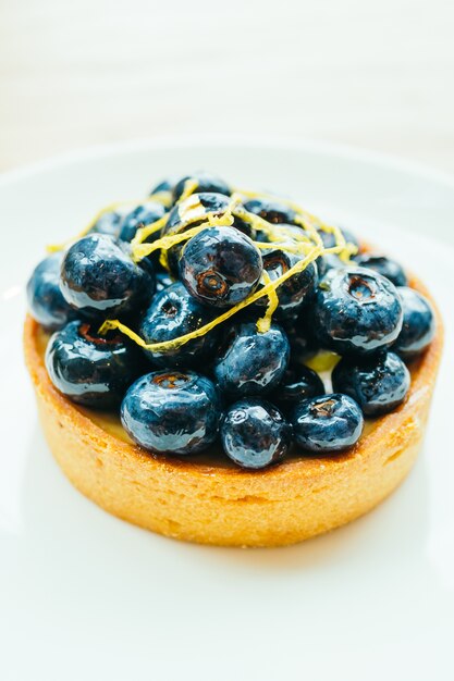 Sobremesa doce com tarte de mirtilo em prato branco