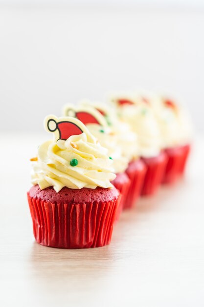 Sobremesa doce com veludo vermelho cupcake