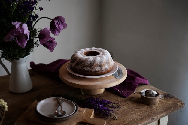 Sobremesa e flores deliciosas de alto ângulo