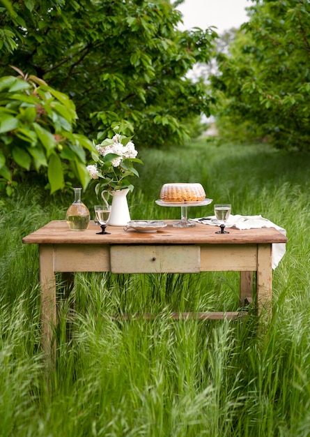 Foto grátis sobremesa e flores no arranjo de mesa