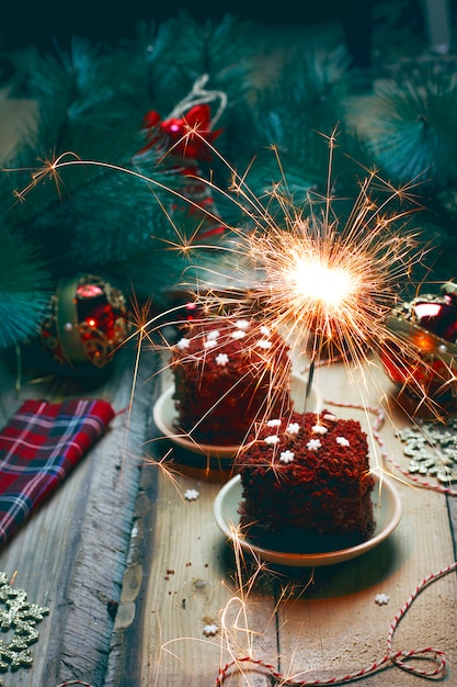 Sobremesa festiva aniversário ou dia dos namorados bolo de veludo com fogos de artifício