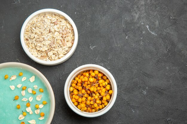 Sobremesa gelada azul com muesli cru no café da manhã com sorvete escuro de mesa