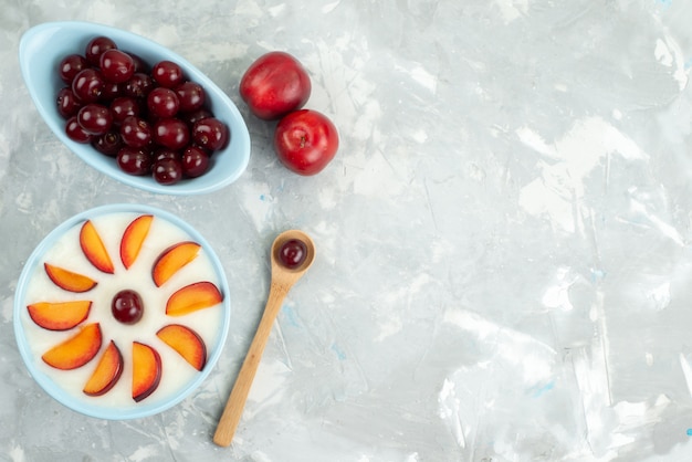 Sobremesa vista superior com frutas fatiadas frutas dentro da placa, juntamente com bolachas doces frutas frescas em cinza