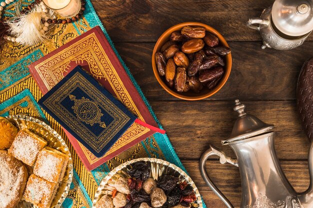 Sobremesas árabes perto de livros